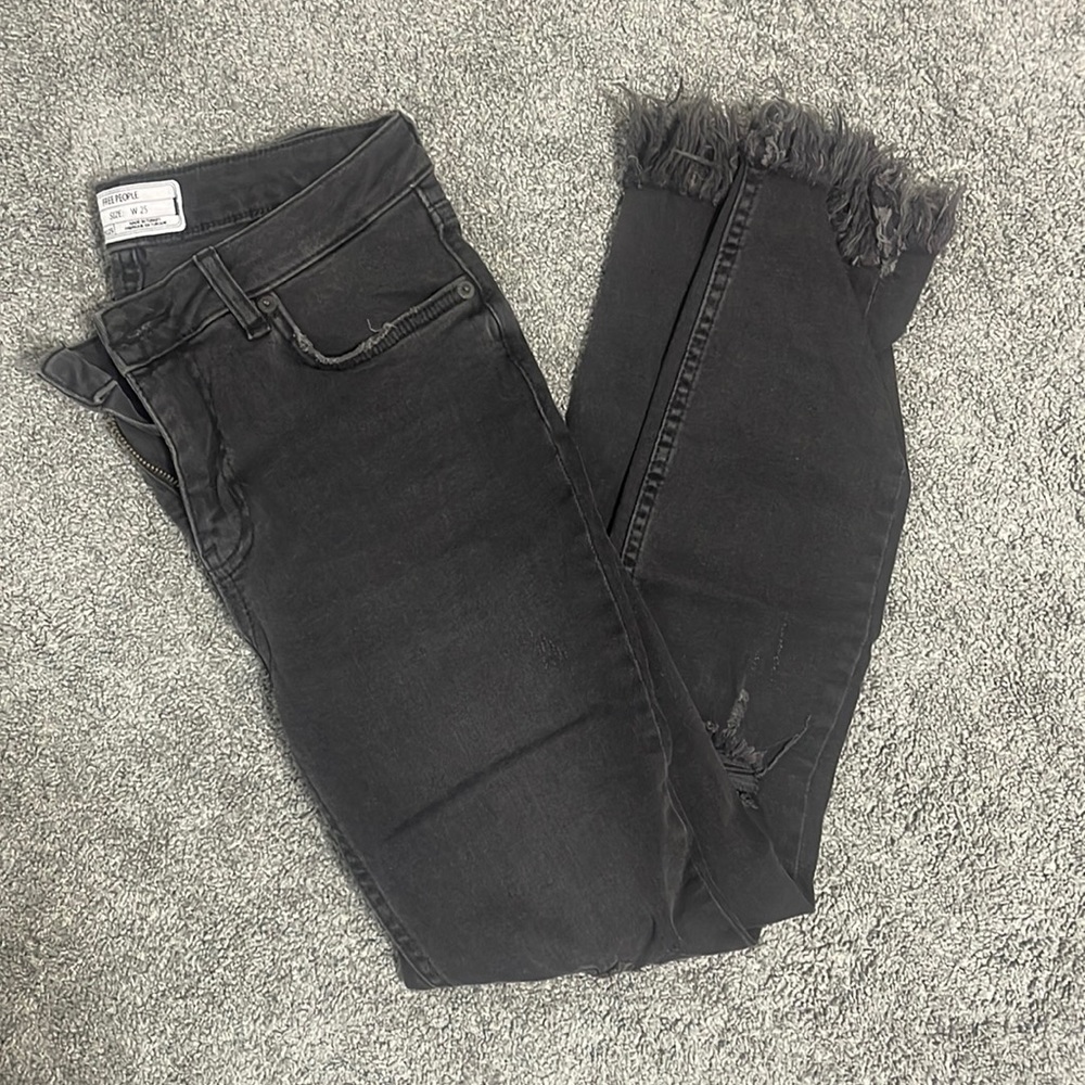 Free People Women’s Distressed Black Jeans, 25, 61502-16515125